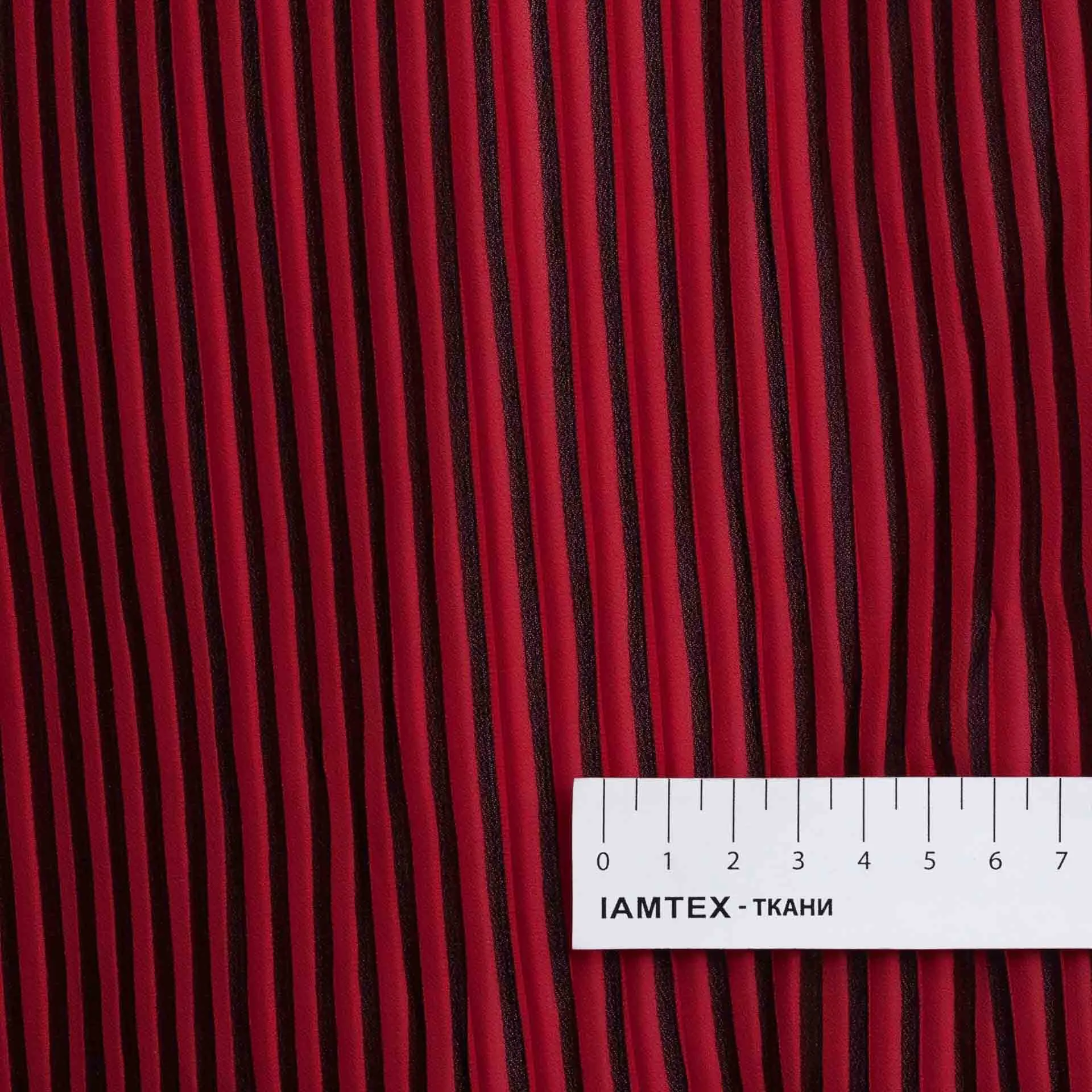 Фактура шифона плиссе в чёрно-красную полоску IAMTEX