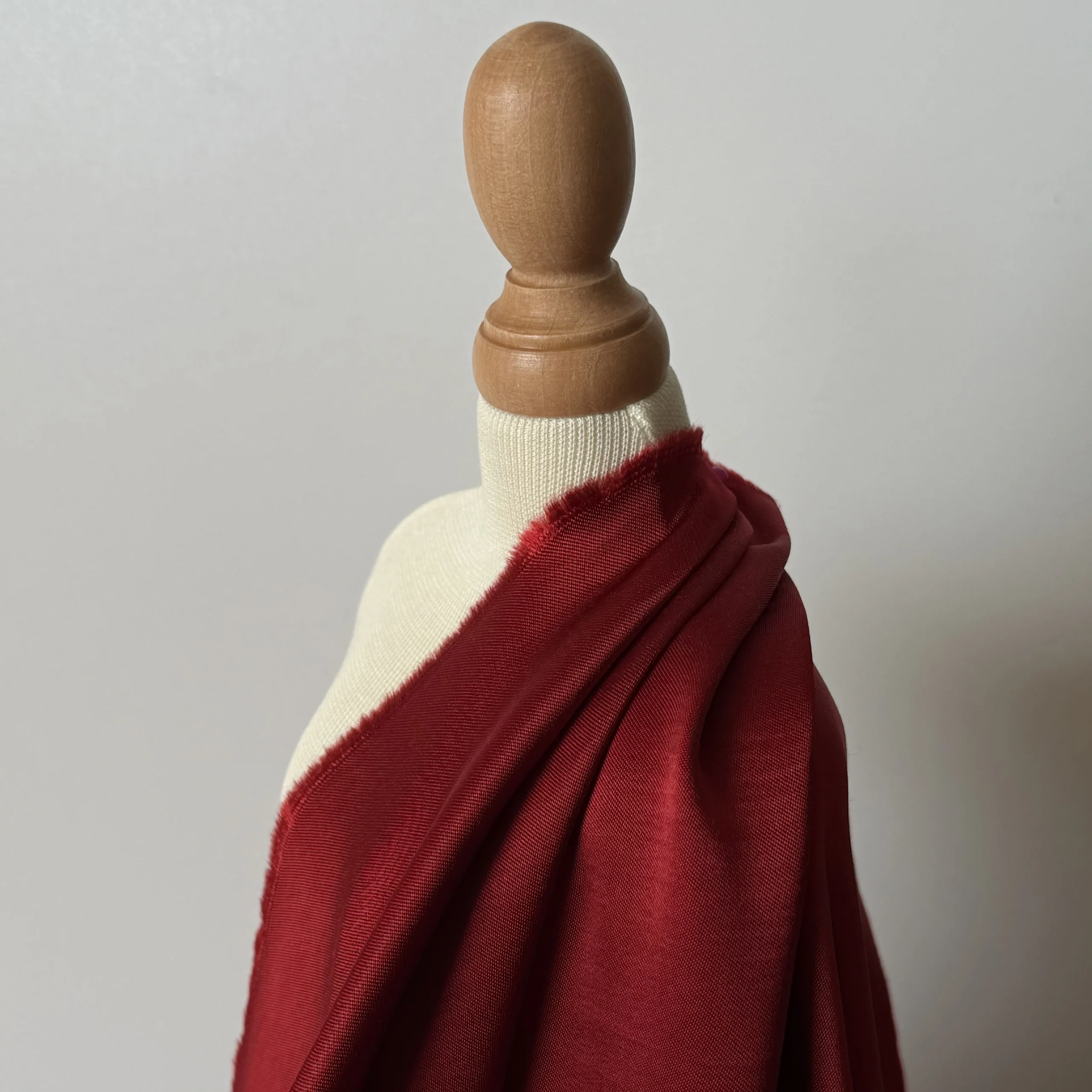 Сатиновая вискоза Deep Wine Red, глубокий винно-красный цвет IAMTEX